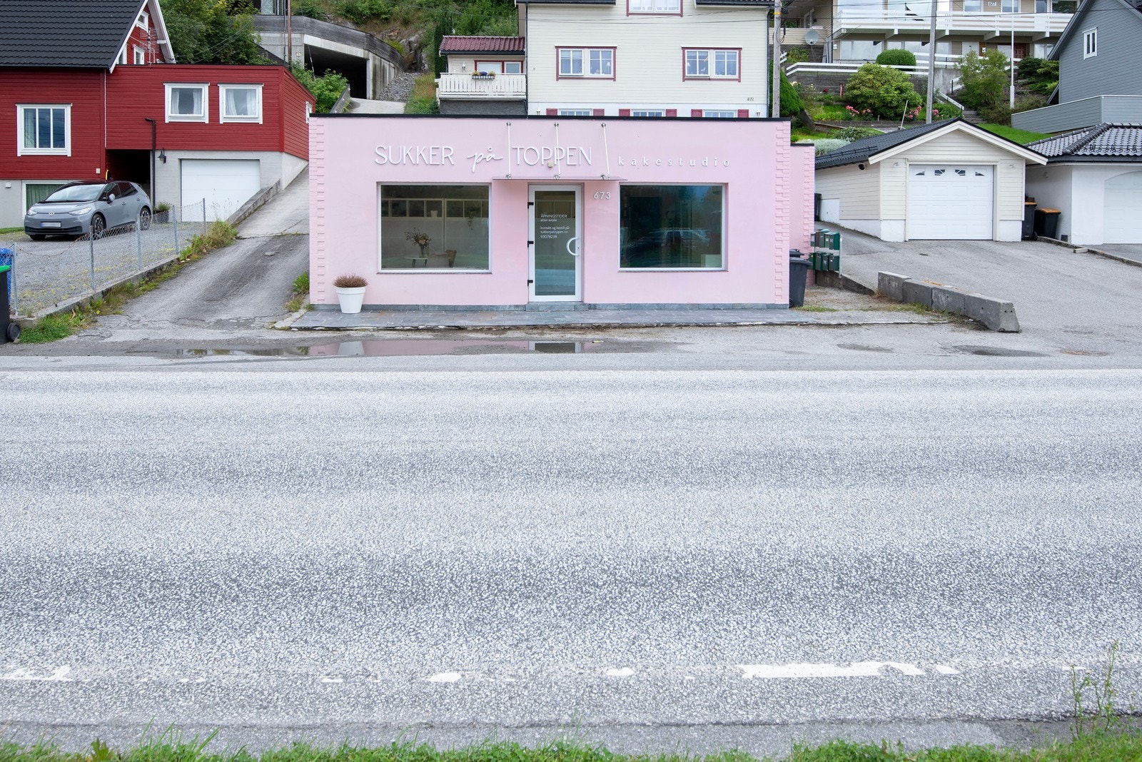 Sentral beliggenhet på Hatlane, parkering på egen tomt og busstopp like ved eiendommen. Galleribilde