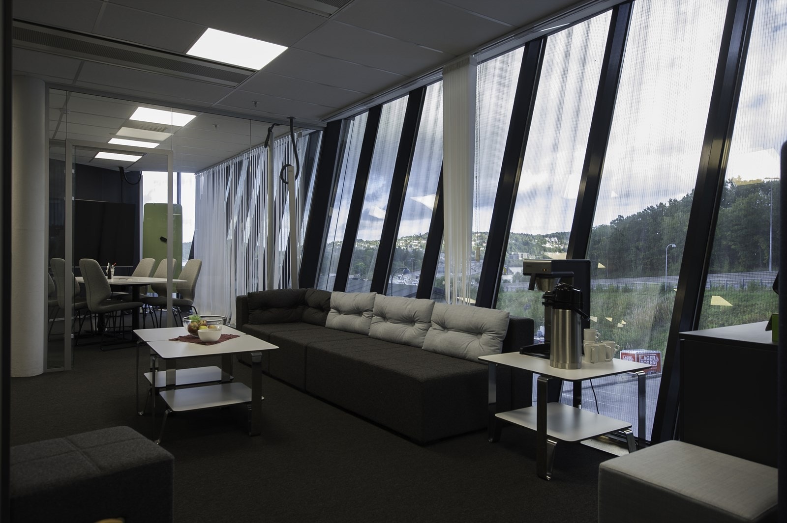 Glassfasade og god utsikt Galleribilde