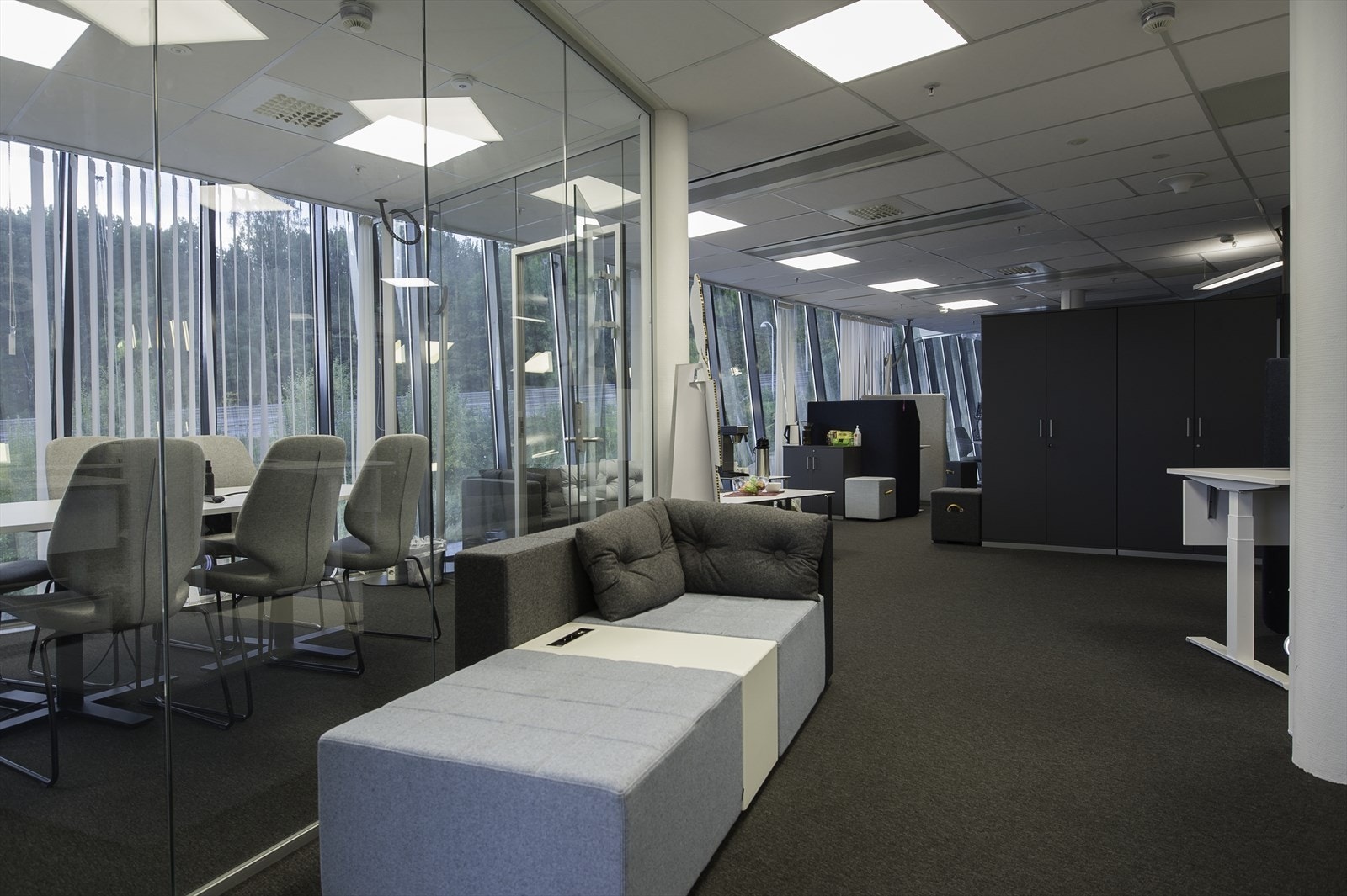 Kontorlokale i åpent landskap Galleribilde