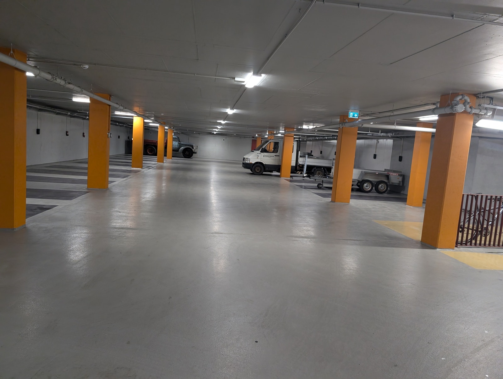 Romslige plasser for større biler Galleribilde