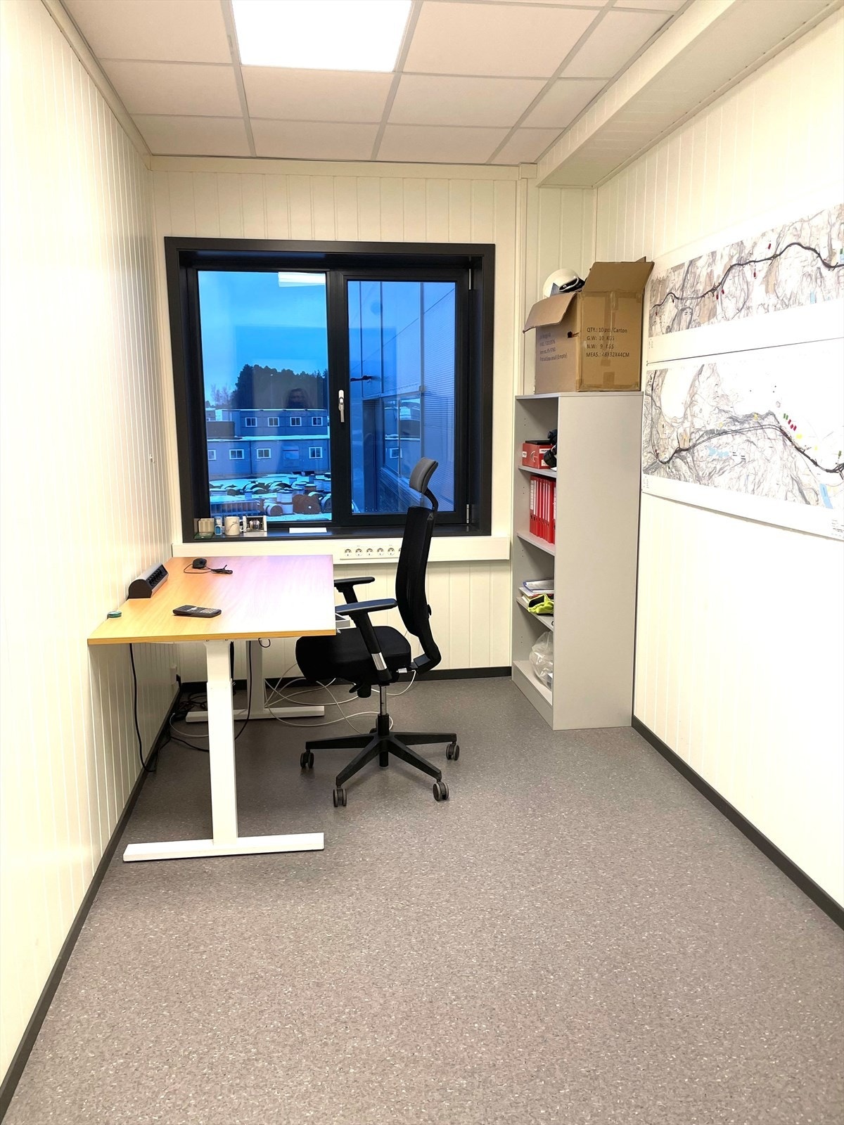 2. etasje Ett av 3 cellekontor.jpg Galleribilde