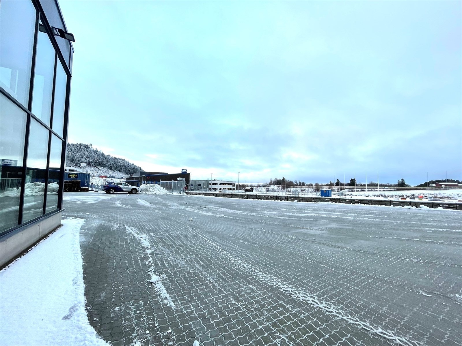 Stenbelagt parkering utenfor inngangsdør.jpg Galleribilde
