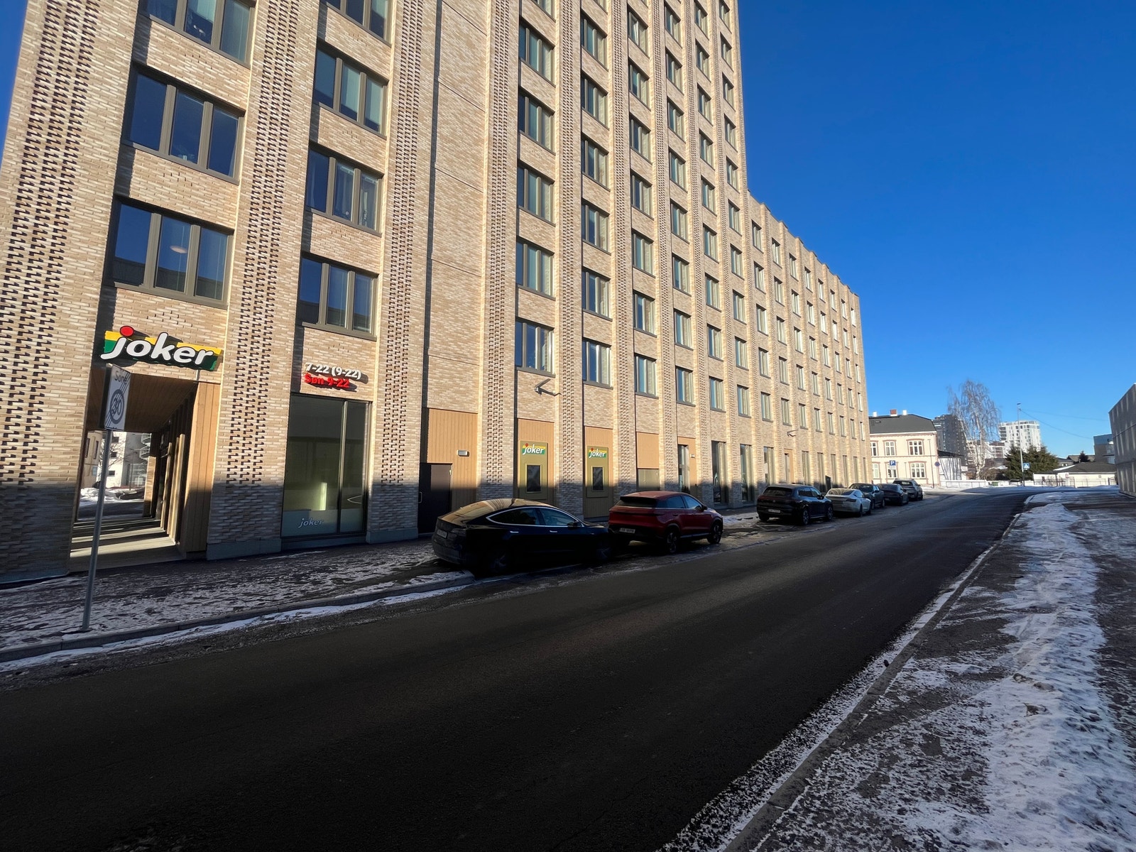 Gode parkeringsmuligheter rett utenfor lokale. Galleribilde