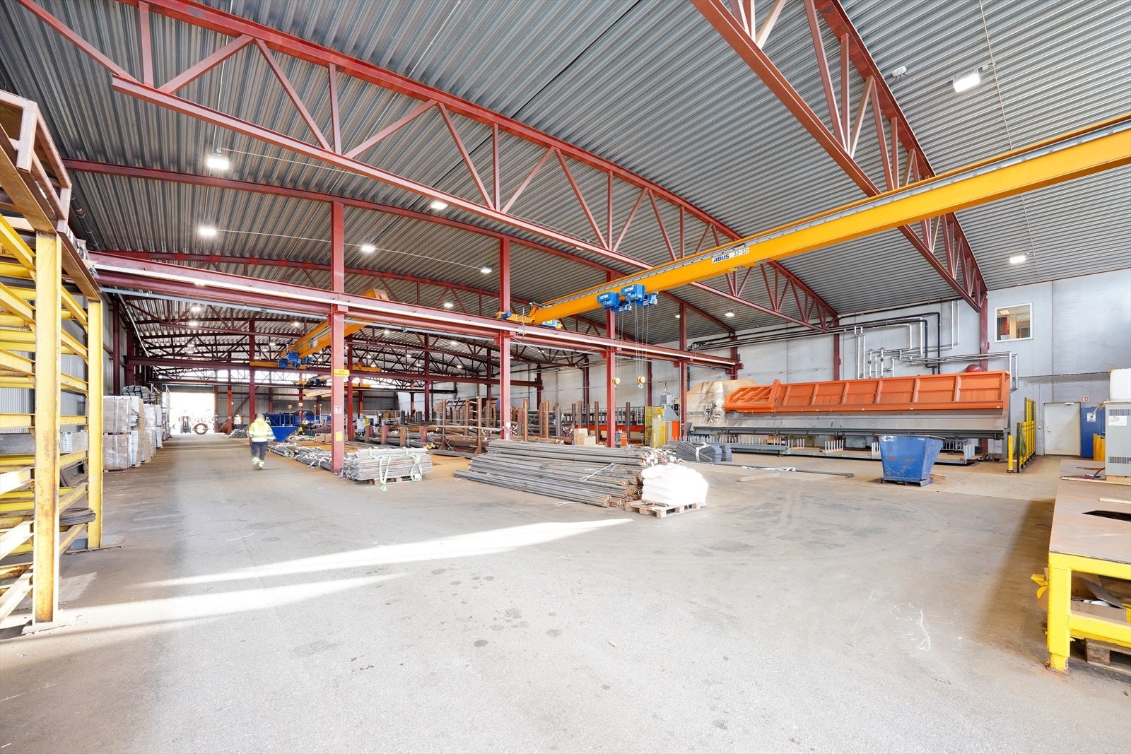 Romslig lagerhall med solid stålkonstruksjon og kransystem. Perfekt for industriell bruk med god plass til lagring og produksjon Galleribilde