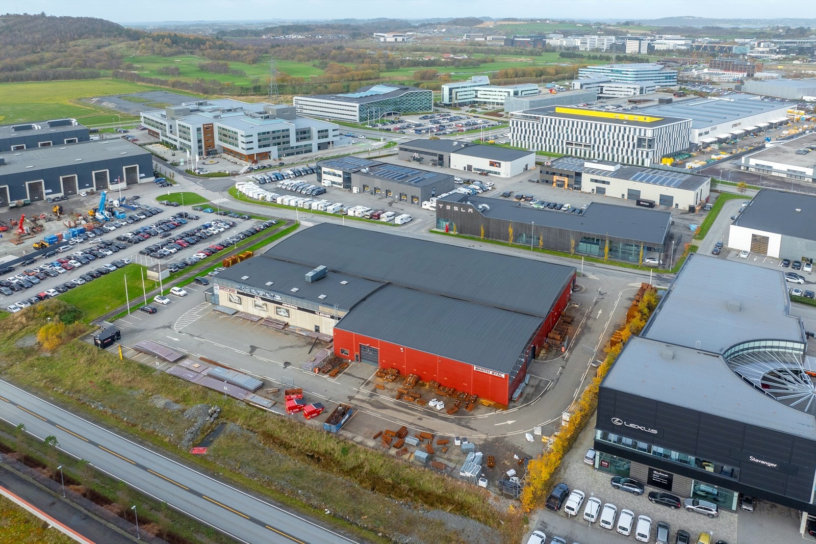 Moderne næringsområde med god infrastruktur og strategisk beliggenhet. Attraktivt miljø med gode parkeringsforhold Galleribilde