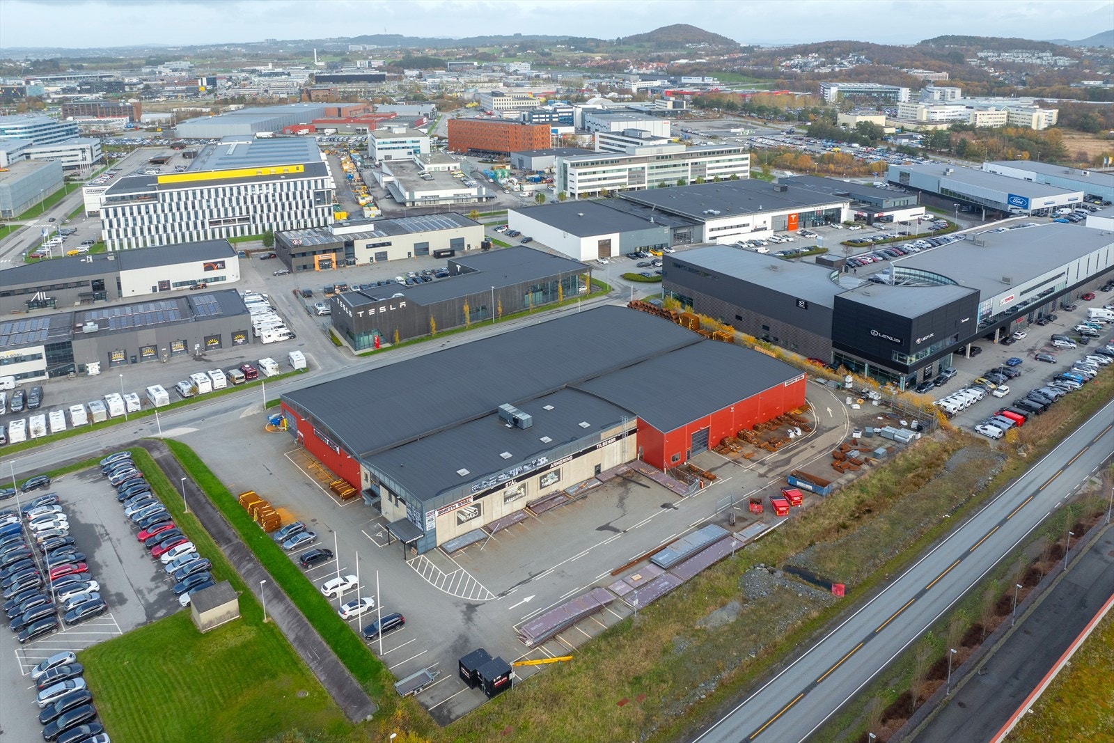 Sentral og profilert kombinert eiendom Galleribilde
