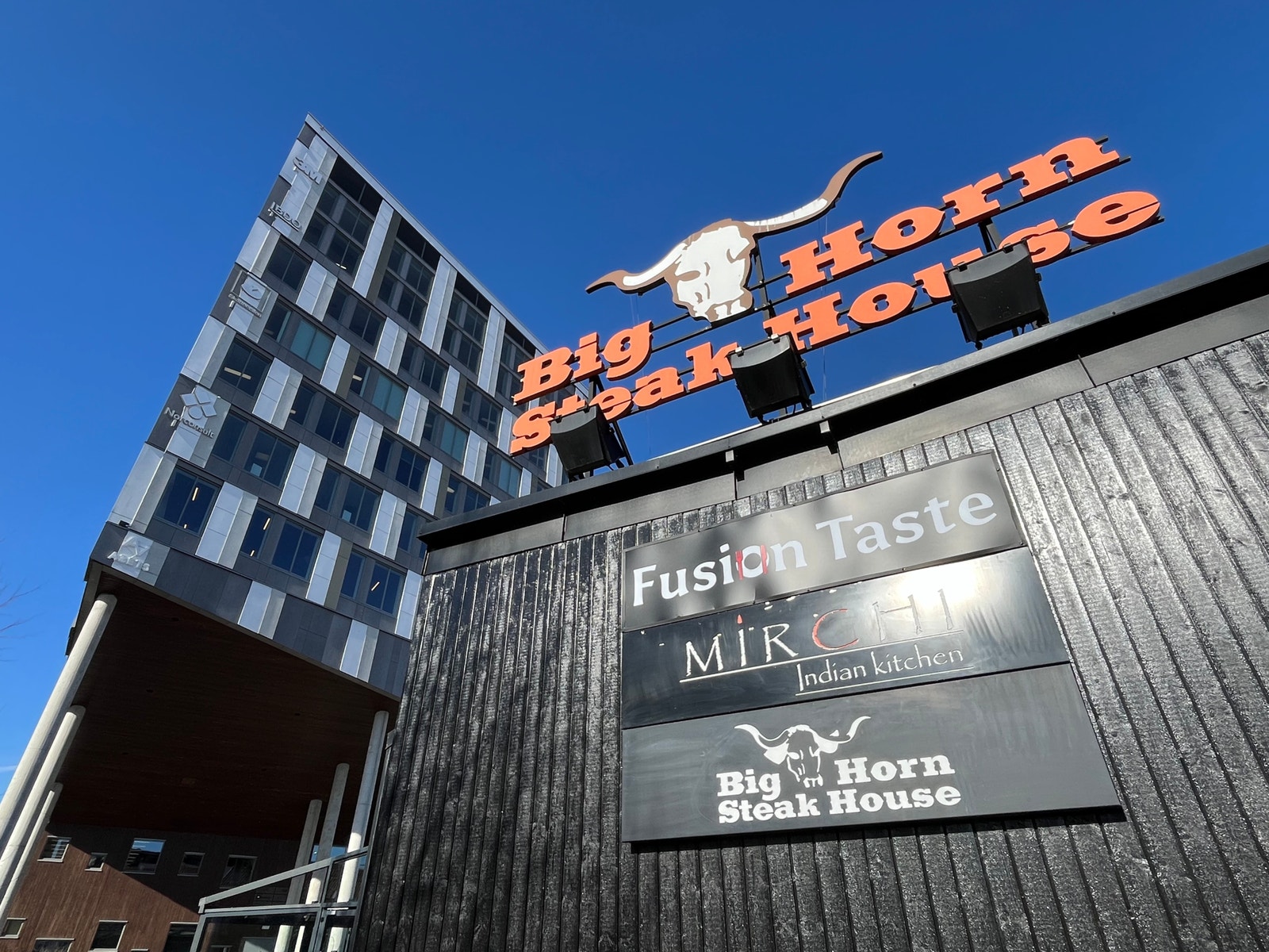 Big Horn Steak House rett på andre siden av veien Galleribilde