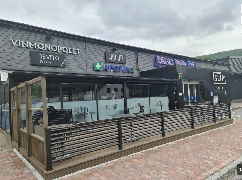 Flotte nyere restaurant/ cafe-lokaliteter på Rognan. Galleribilde