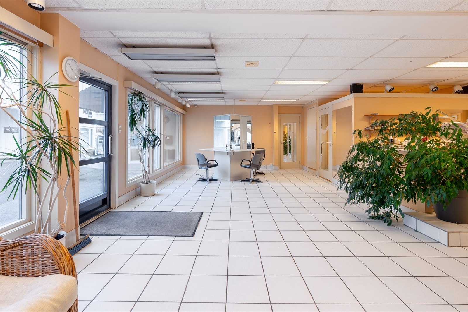 Inngangsparti med store vinduer ut mot torget Galleribilde