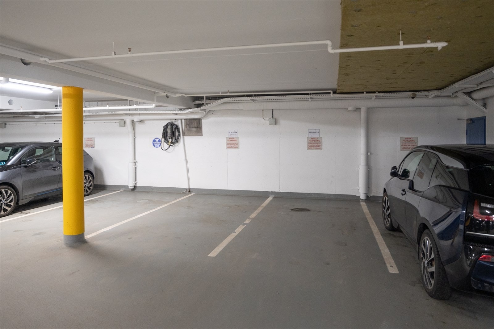 2 P-plasser som tilhører frisørsalongen Galleribilde