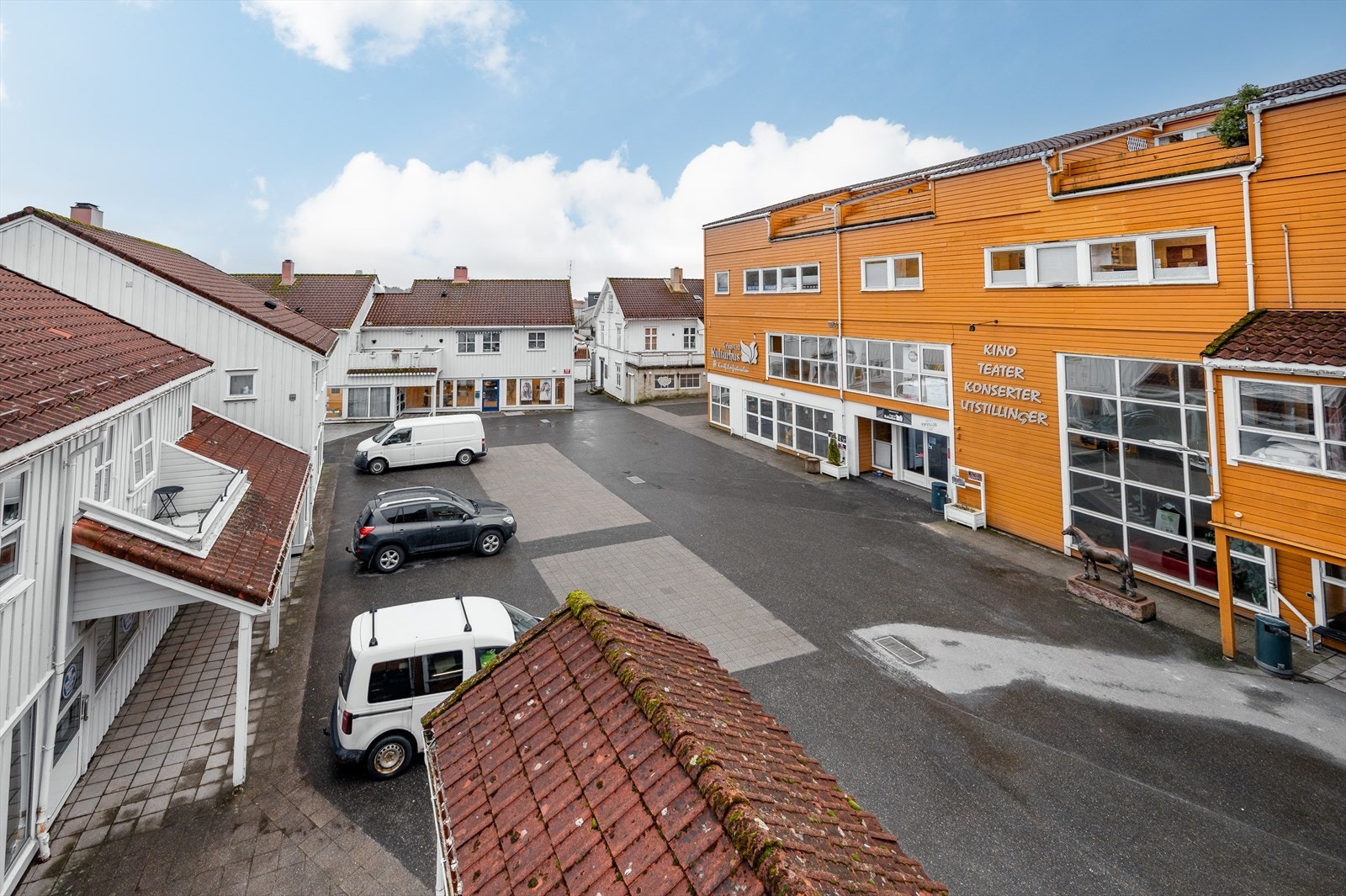 Hestetorget med kulturhuset i front Galleribilde