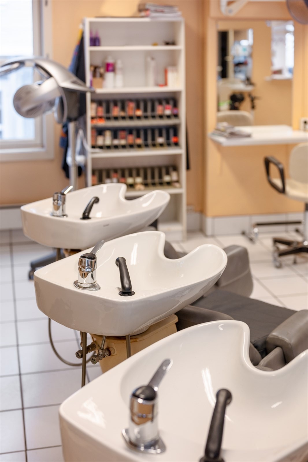 Det er 3 vaskestoler i lokalet Galleribilde