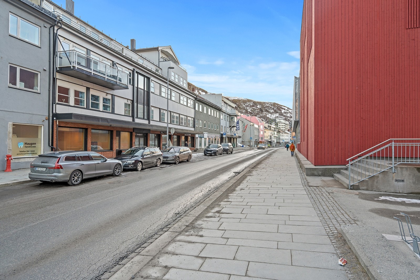 Nærområdet har et variert utvalg av blokk- og boligbebyggelse, kulturhus, kino, butikker, m.m. Galleribilde
