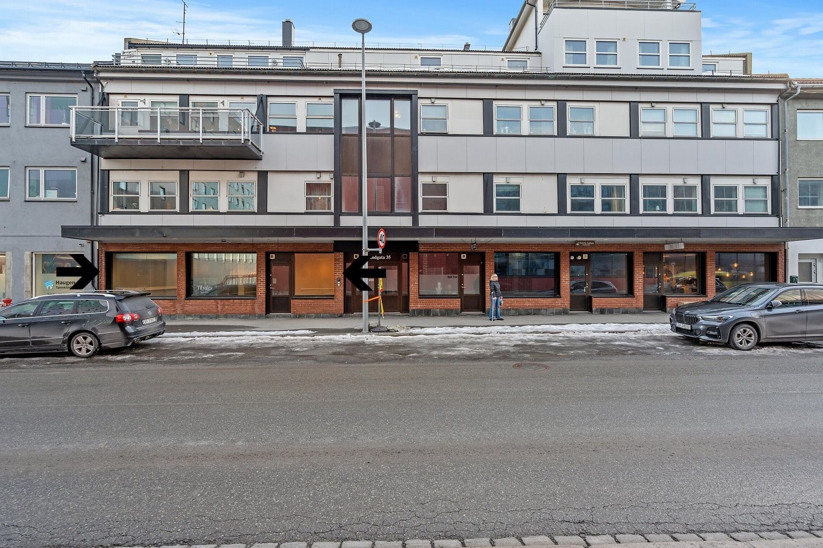 Seksjonen har en attraktiv beliggenhet i Hammerfest sentrum med umiddelbar nærhet til en rekke fasiliteter. Enkel adkomst fra gateplan og beliggenheten vurderes som attraktiv i dagens marked. Galleribilde
