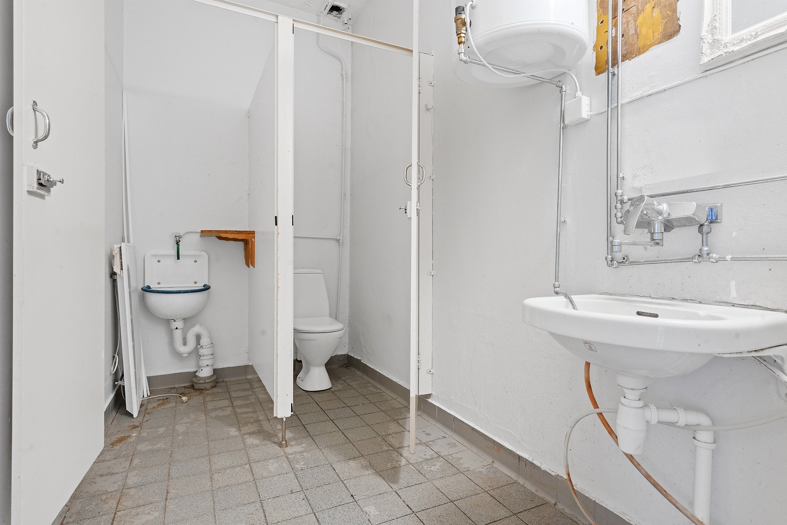 Toalettrom innerst i lokalet. Galleribilde