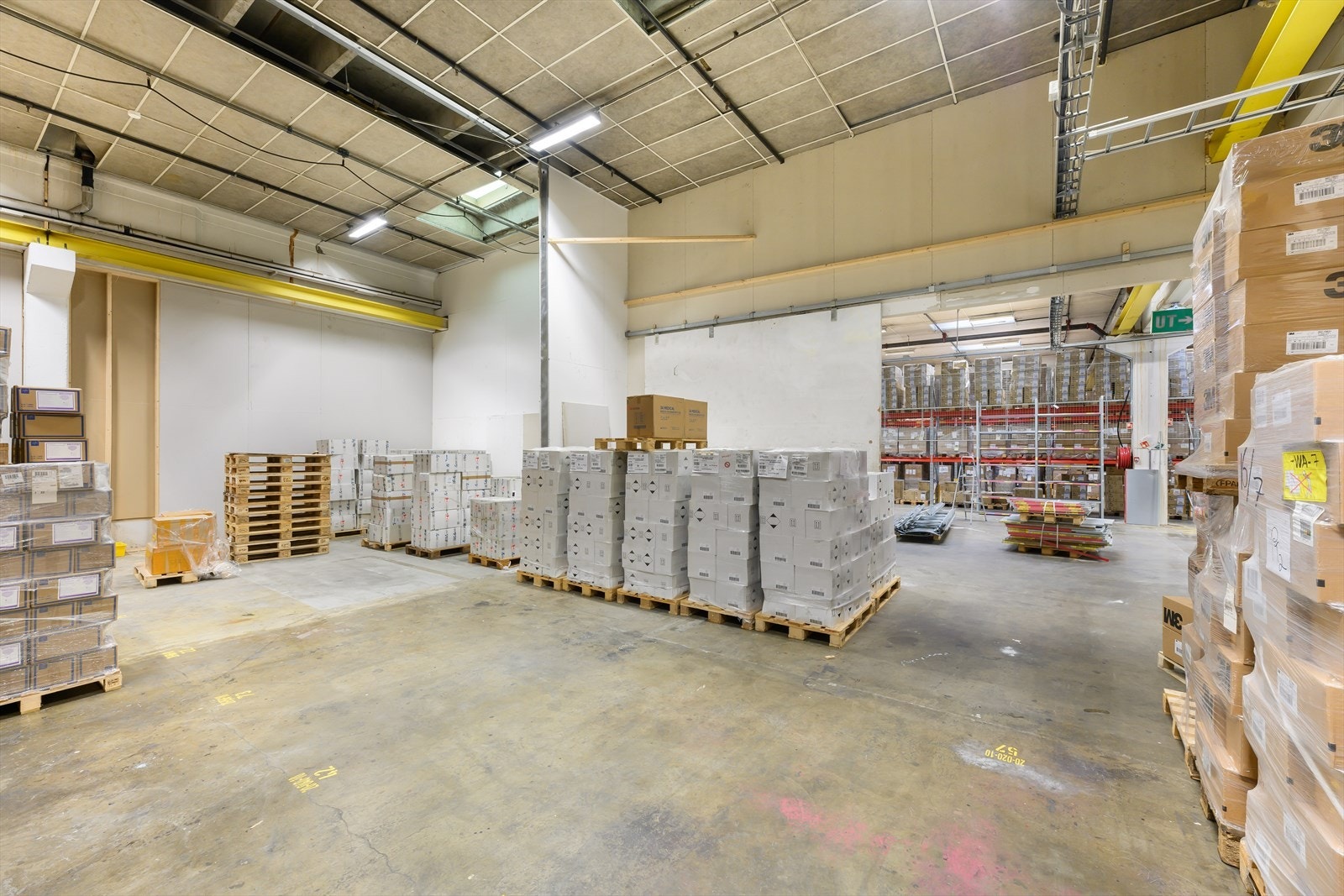 Lager ca. BTA 2700 m² med ca. 6 meter takhøyde. 2 porter til lokalet på 4 x 4 m. Galleribilde