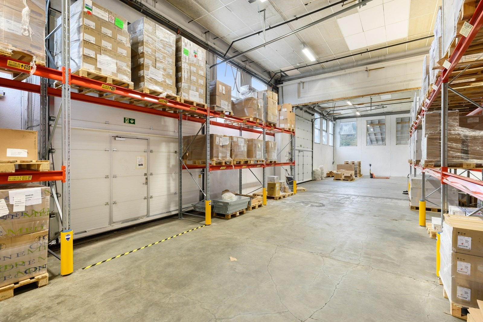 Lager ca. BTA 2700 m² med ca. 6 meter takhøyde. 2 porter til lokalet på 4 x 4 m. Galleribilde