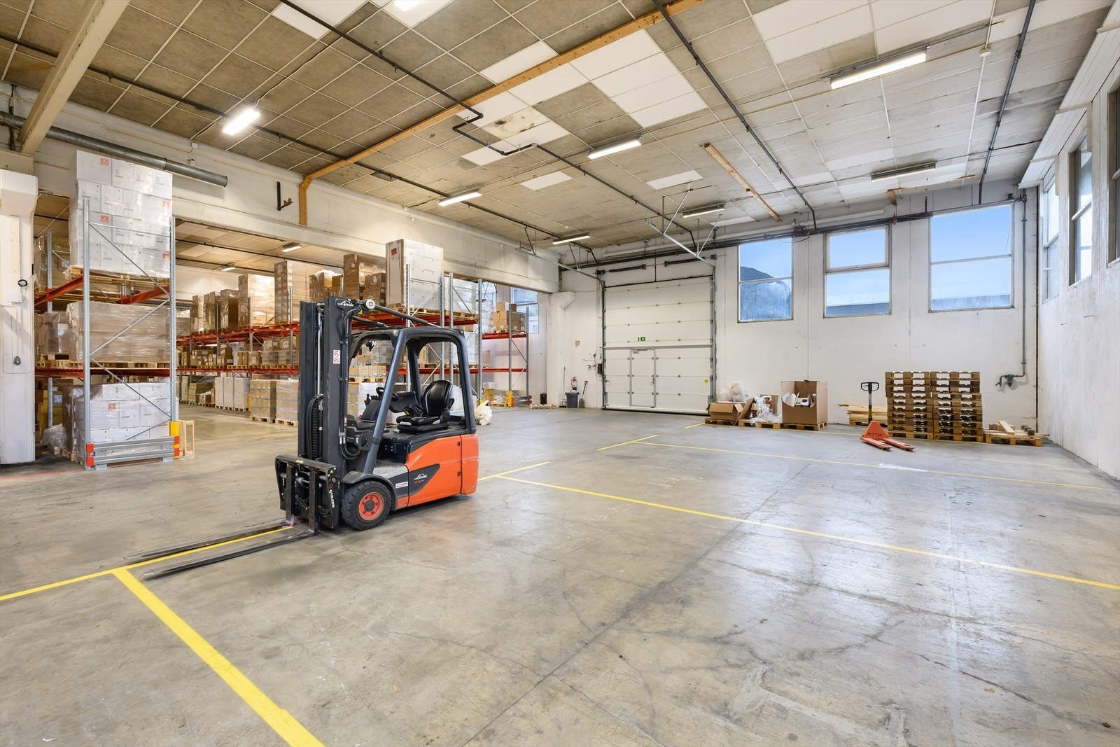 Lager ca. BTA 2700 m² med ca. 6 meter takhøyde. 2 porter til lokalet på 4 x 4 m. Galleribilde