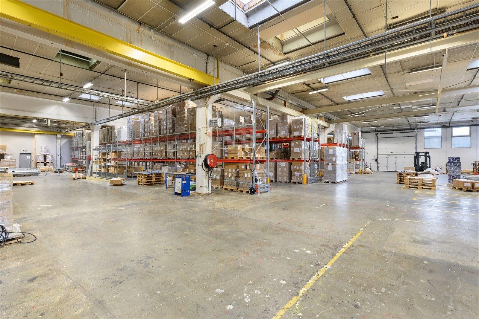 Lager ca. BTA 2700 m² med ca. 6 meter takhøyde. 2 porter til lokalet på 4 x 4 m. Galleribilde