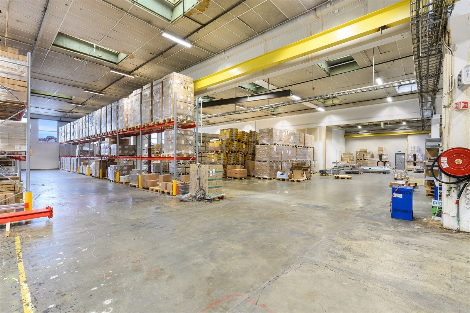 Lager ca. BTA 2700 m² med ca. 6 meter takhøyde. 2 porter til lokalet på 4 x 4 m. Galleribilde