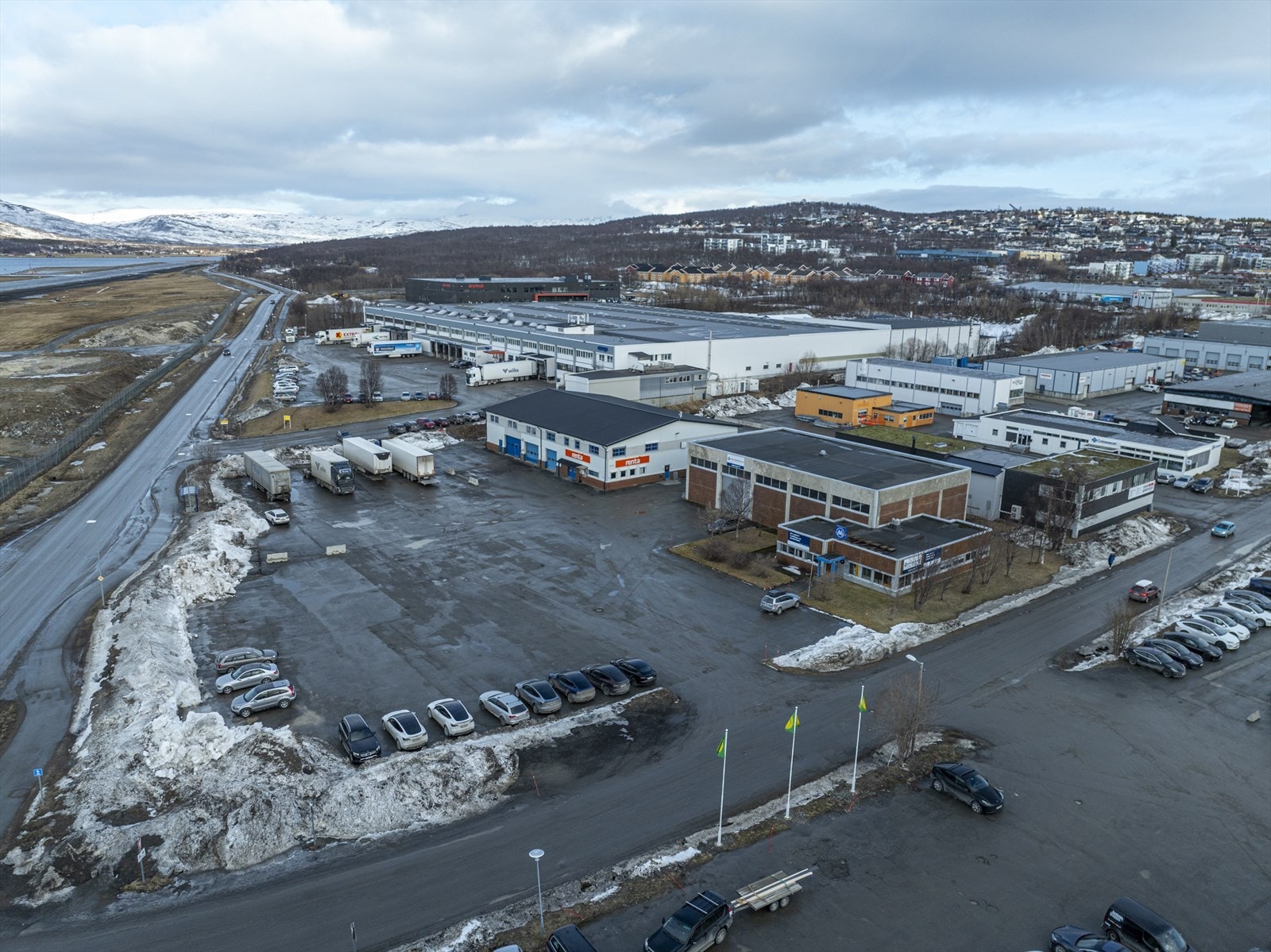 Adkomst fra Alkevegen. Det er romslig plass ut mot hovedvei. Galleribilde