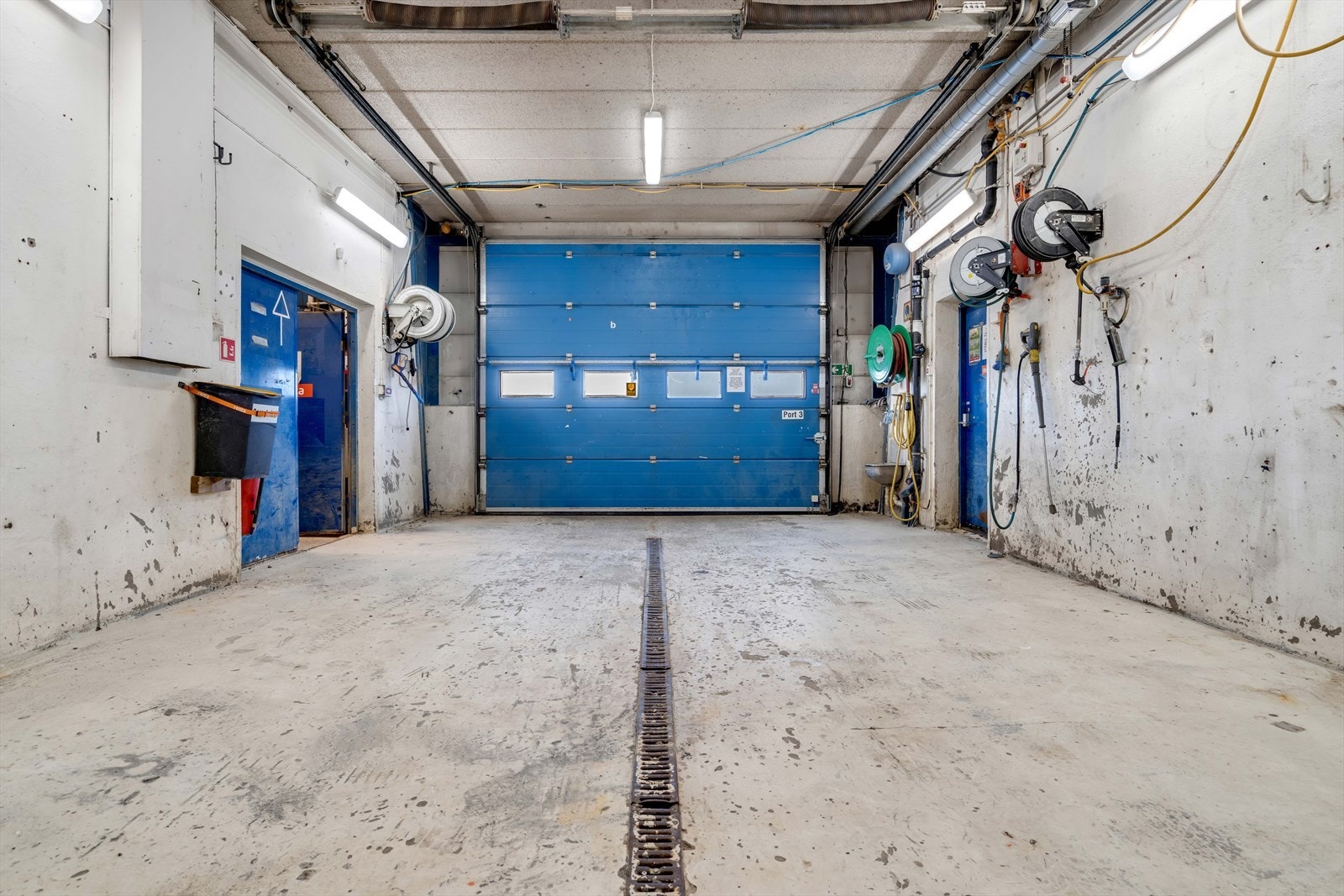 Vaskehall med egen kjøreport. Plass til én relativt stor bil. Galleribilde