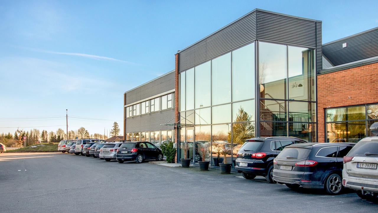 Inngangsparti m. Parkeringsplasser Galleribilde