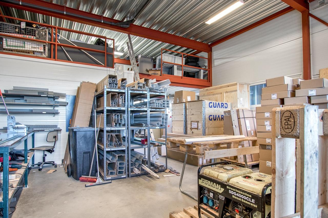 Lagerom med mesanin tilstøtende hall Galleribilde