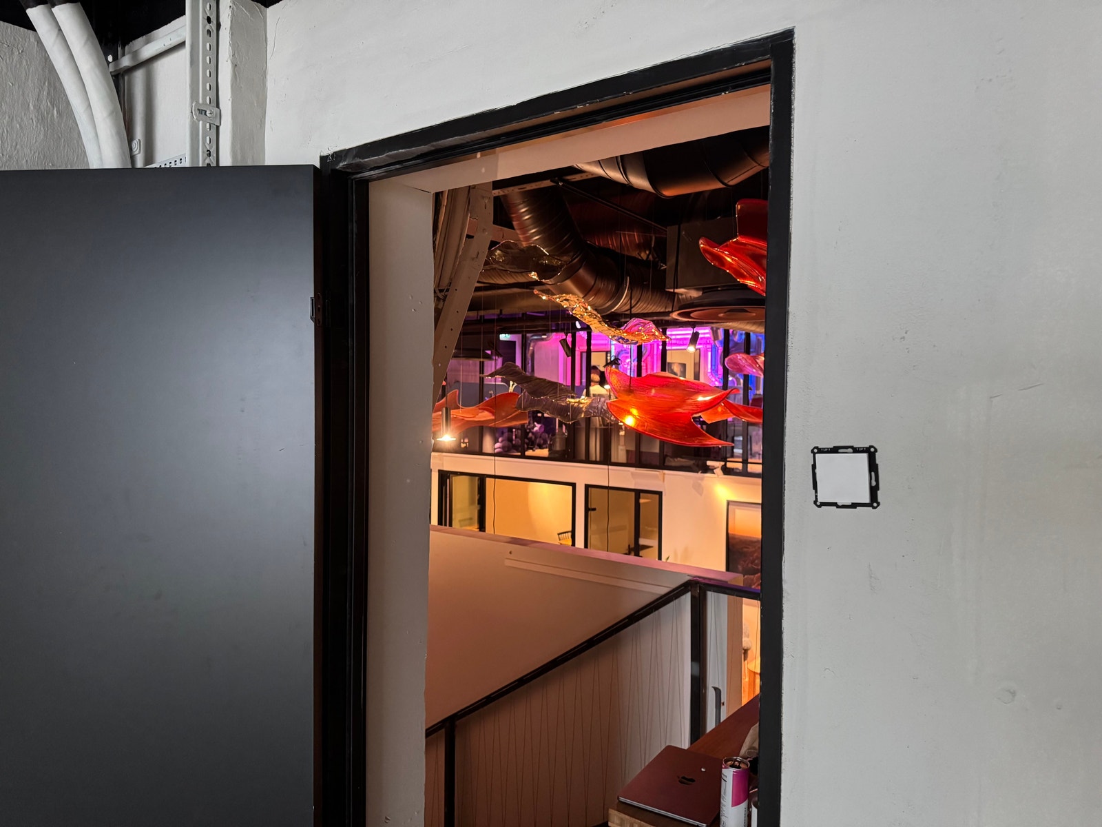 Dør fra kontor til fellesområde med restaurant og møterom Galleribilde