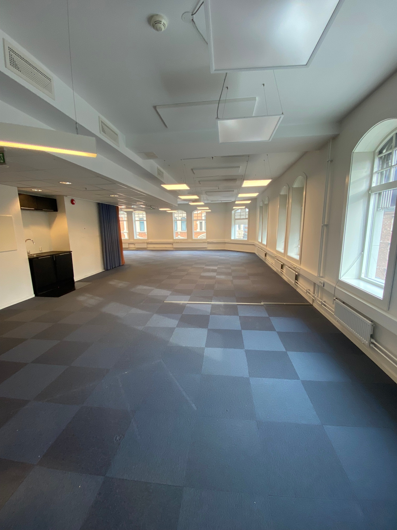 Åpent kontorlandskap uten møbler Galleribilde