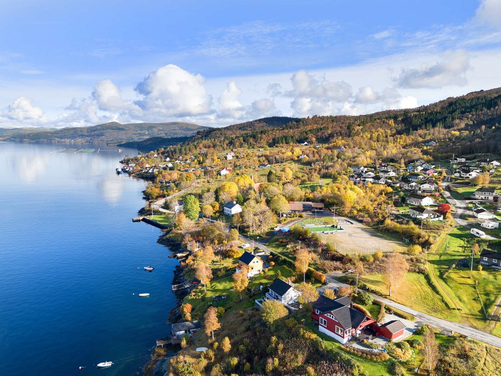 Nærmeste dagligvarebutikk er Coop Extra på Valestrand(ca 8-9 minutter med bil). Man har også Rema 1000 på Lonevåg(ca 15 minutter unna). Galleribilde