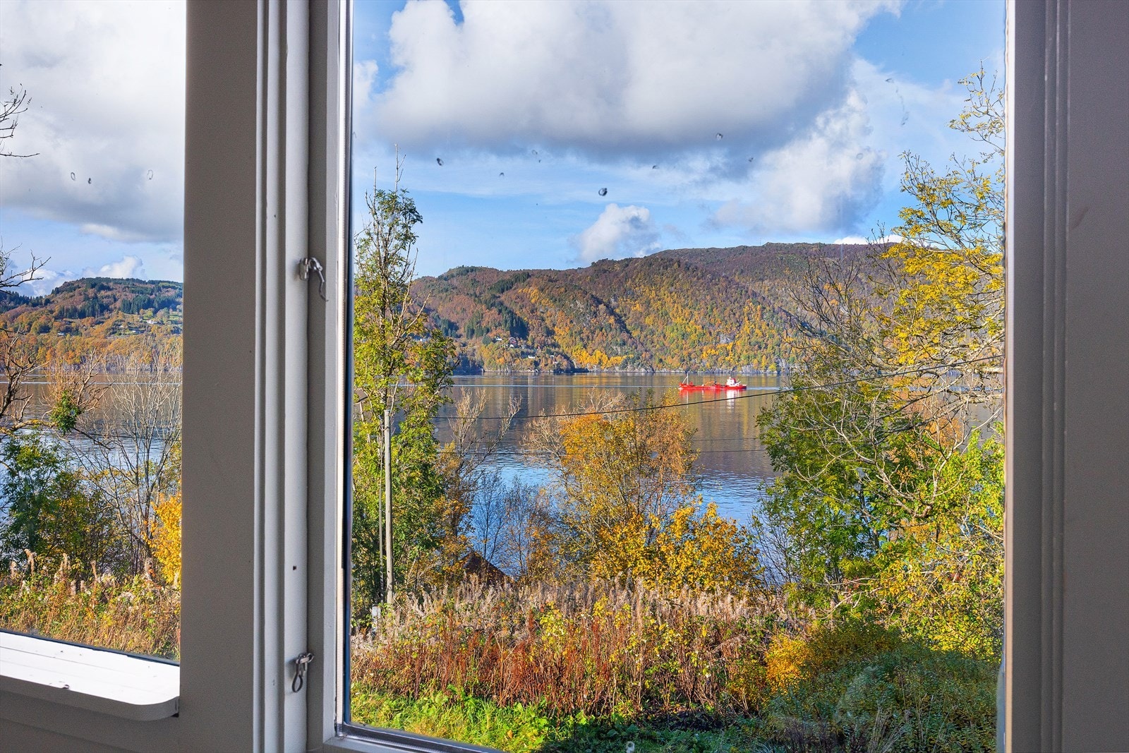 Eiendommen ligger nydelig til med utsikt til sjø mot Knarvik. Galleribilde