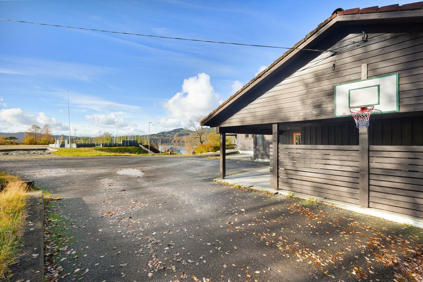 Stor uteplass med god plass til parkering og uteareal. Galleribilde