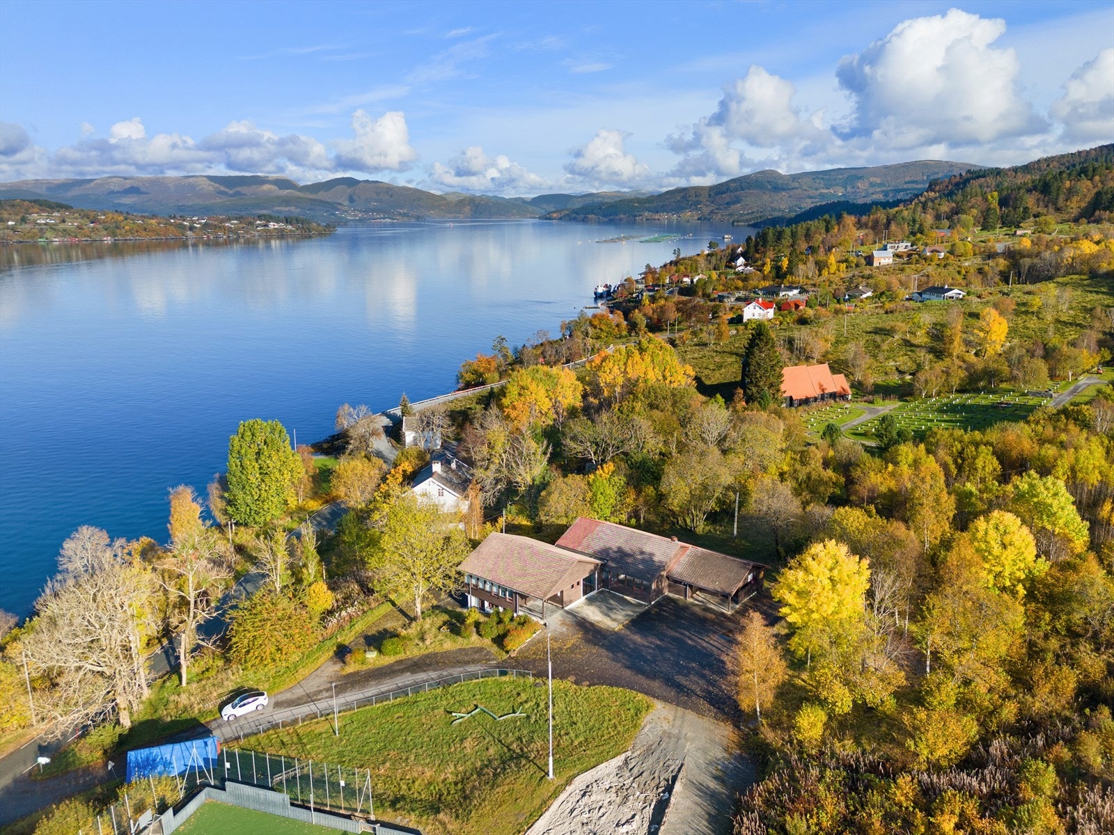 Fra eiendommen er det kun 10 minutters kjøring fra Valestrand hvor man finner barnehage, barneskole og Danielsen private ungdomsskole, dagligvare, samt kafé og restaurant. Galleribilde