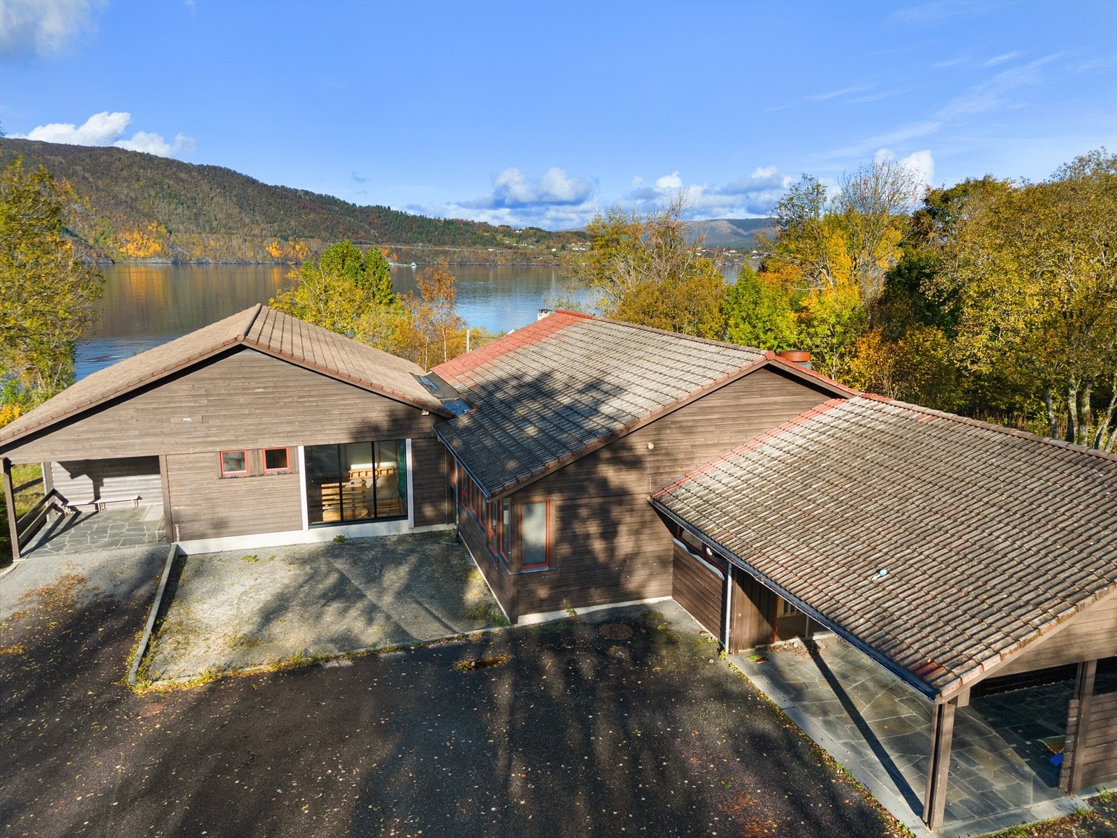 Tomten er av god størrelse og er på over 4 mål. Galleribilde