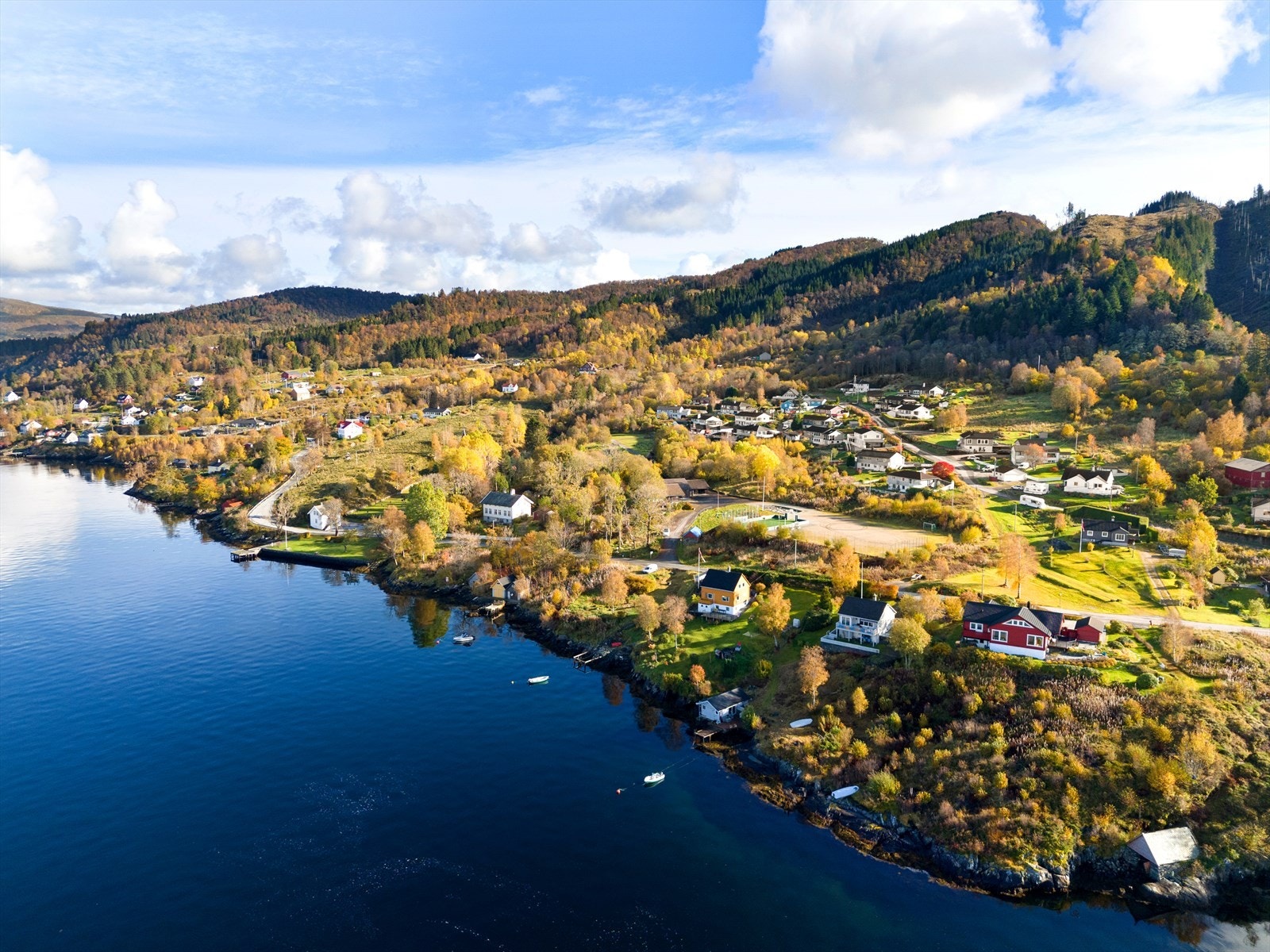 Fra Valestrand går det ferge som tar deg til Breistein på ca. 10 minutter. Galleribilde