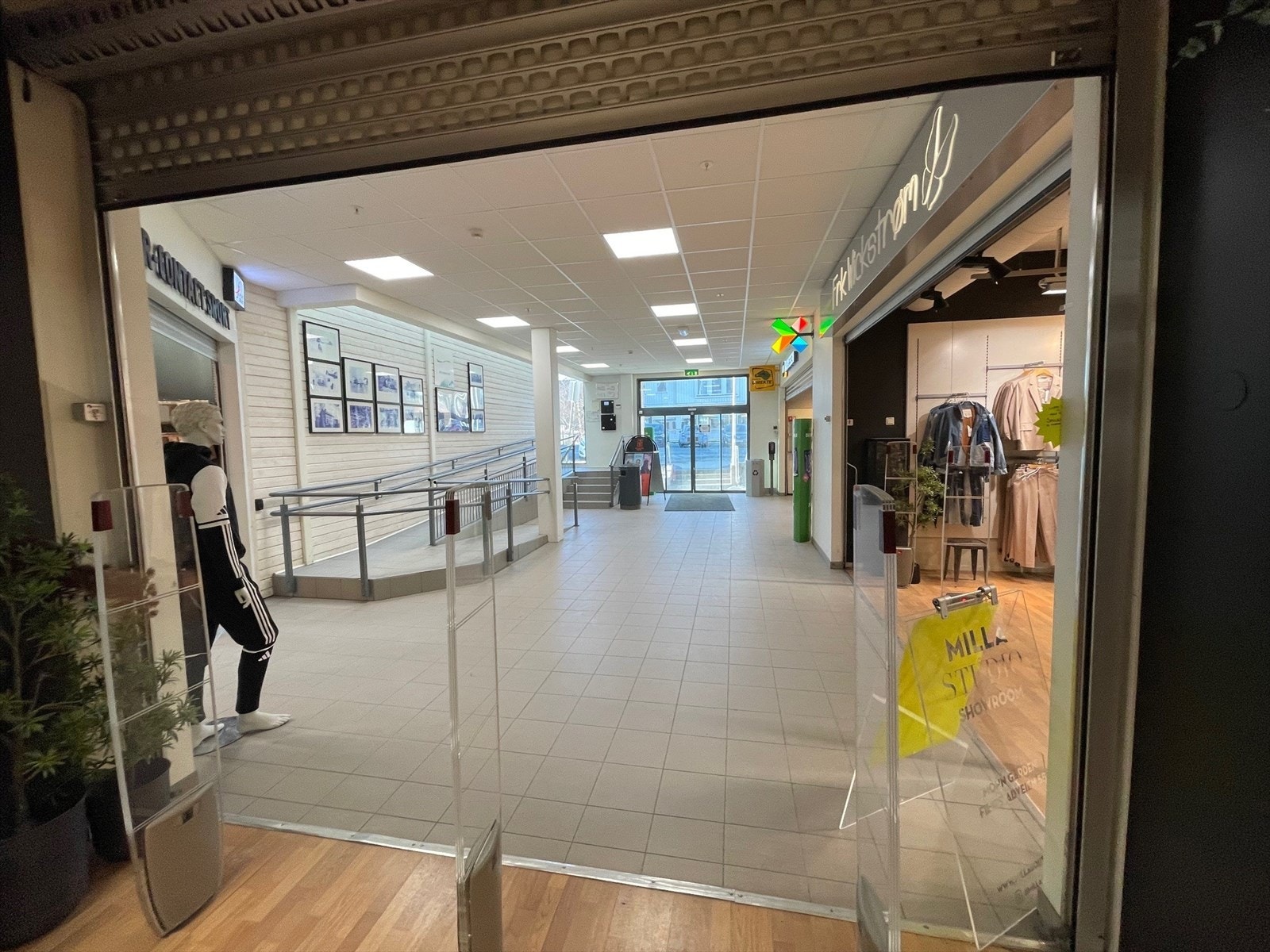 Felles inngang med sportsbutikken Nor-contakt og Narvesen. Galleribilde