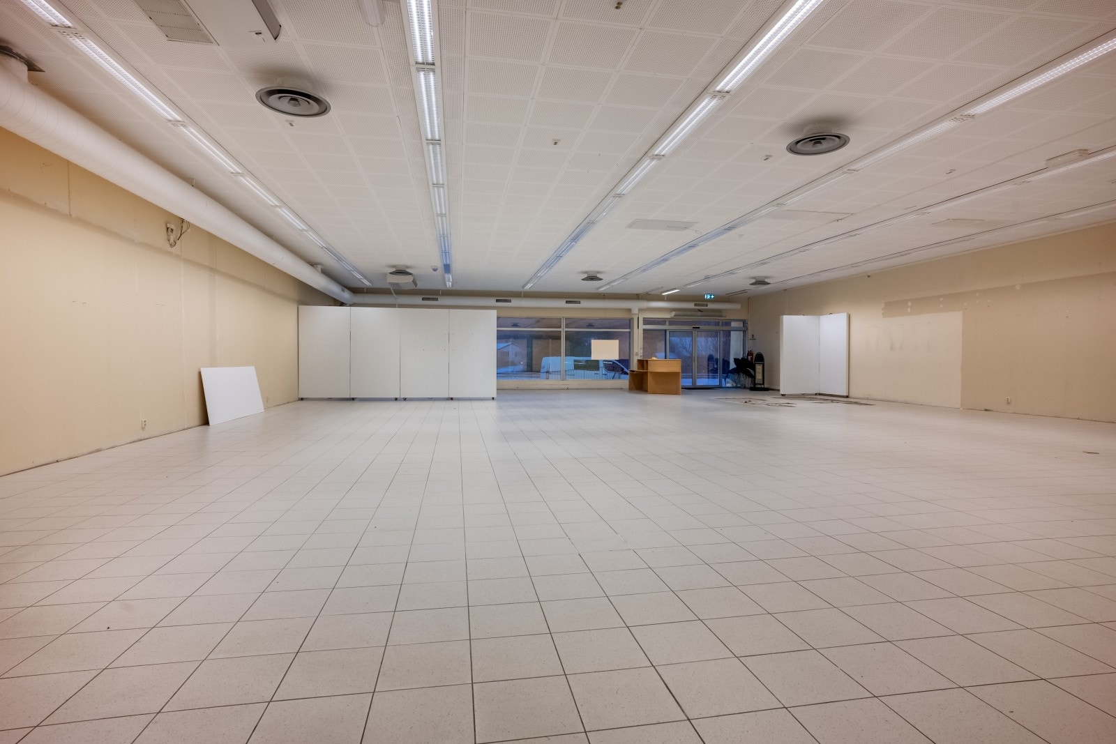 Lyse store lokaler, med flis på gulv. Galleribilde