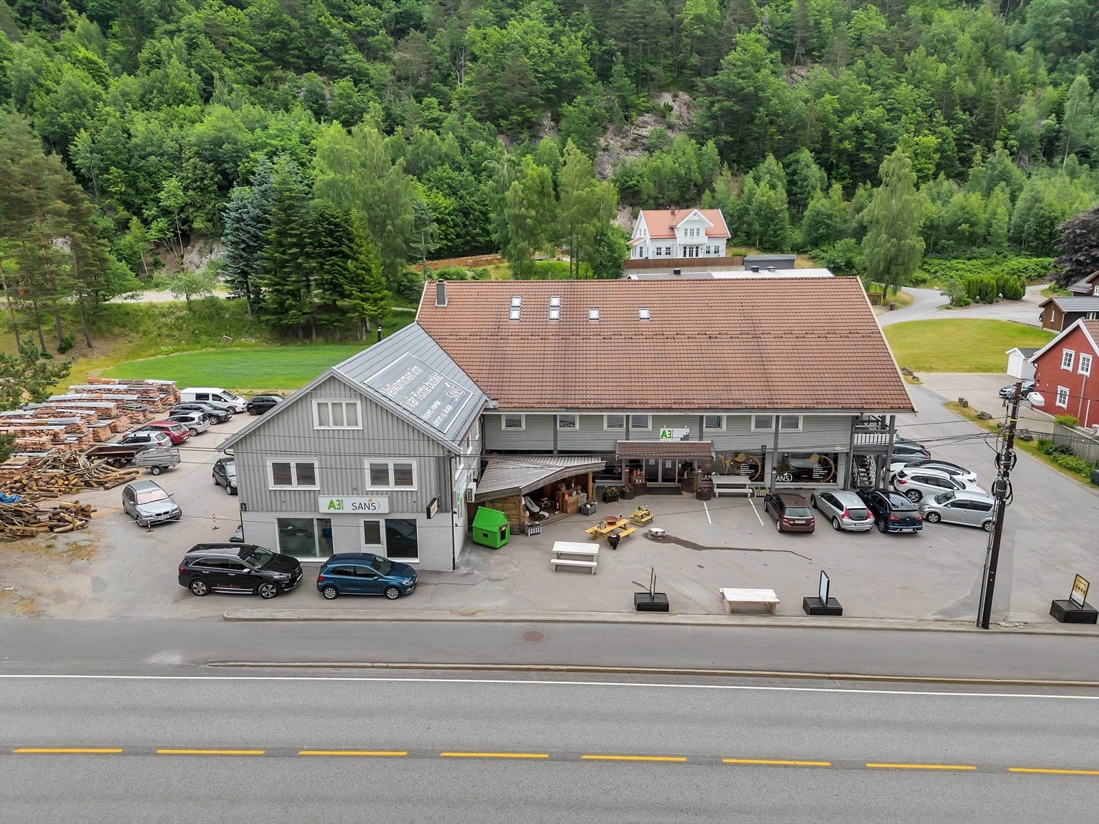 Fasade - Utvendig lagringsareal som kan leies på venstre side Galleribilde