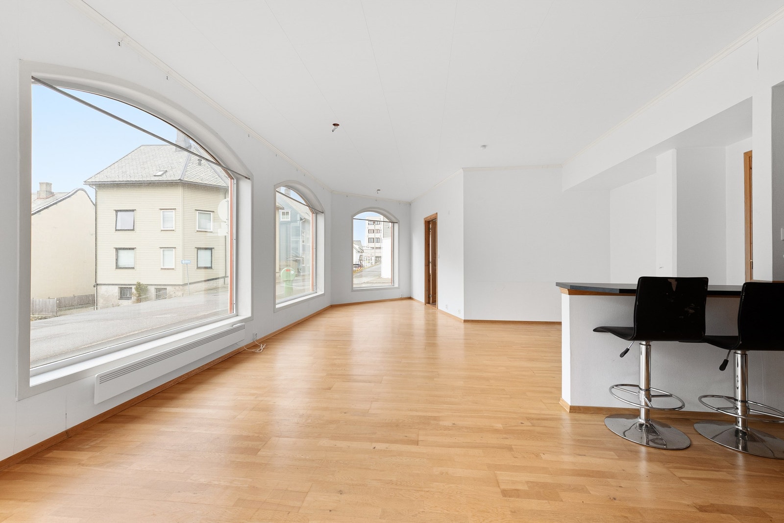 Lokalet med store vindusflater Galleribilde