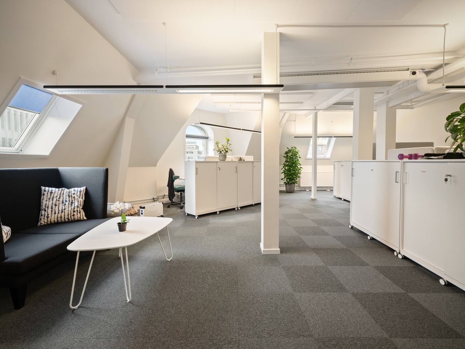 Takvinduene slipper inn rikelig med naturlig lys og skaper en lys og luftig atmosfære. Dette gir rommet en åpen og innbydende følelse, samtidig som det tilfører karakter og sjarmerende detaljer til rommet. Galleribilde