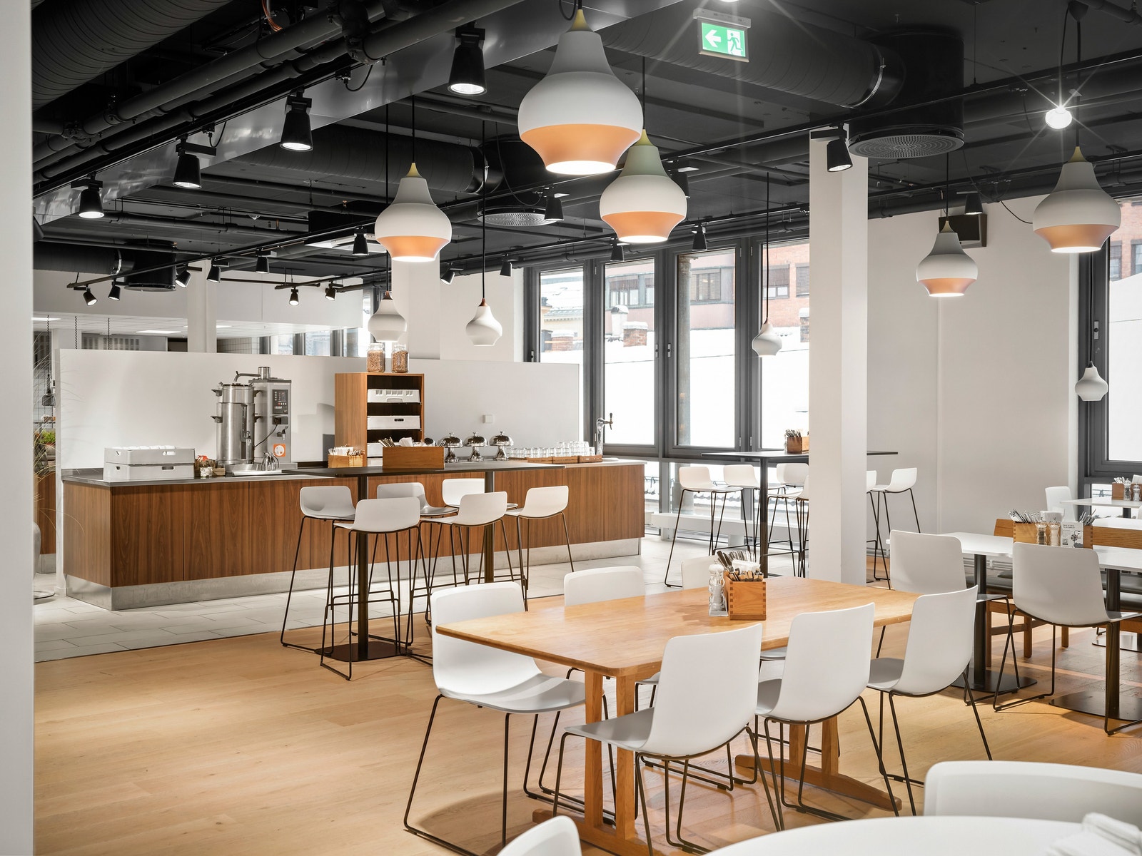 Lys og trivelig personalrestaurant med smakfull mat og stilrent interiør. Passer også til større møter, da arealet har prosjektor. Galleribilde