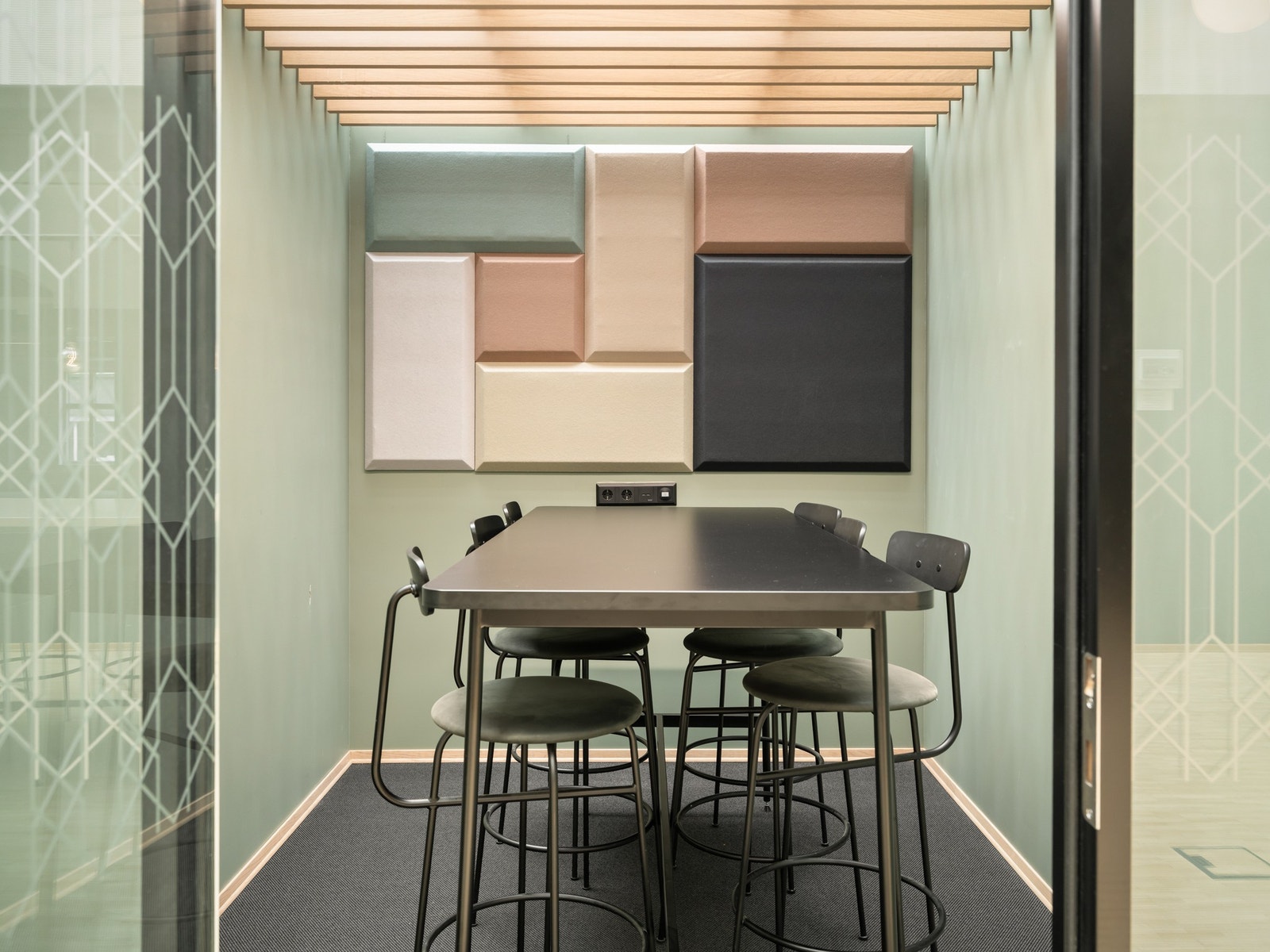 Møteromsbås Galleribilde