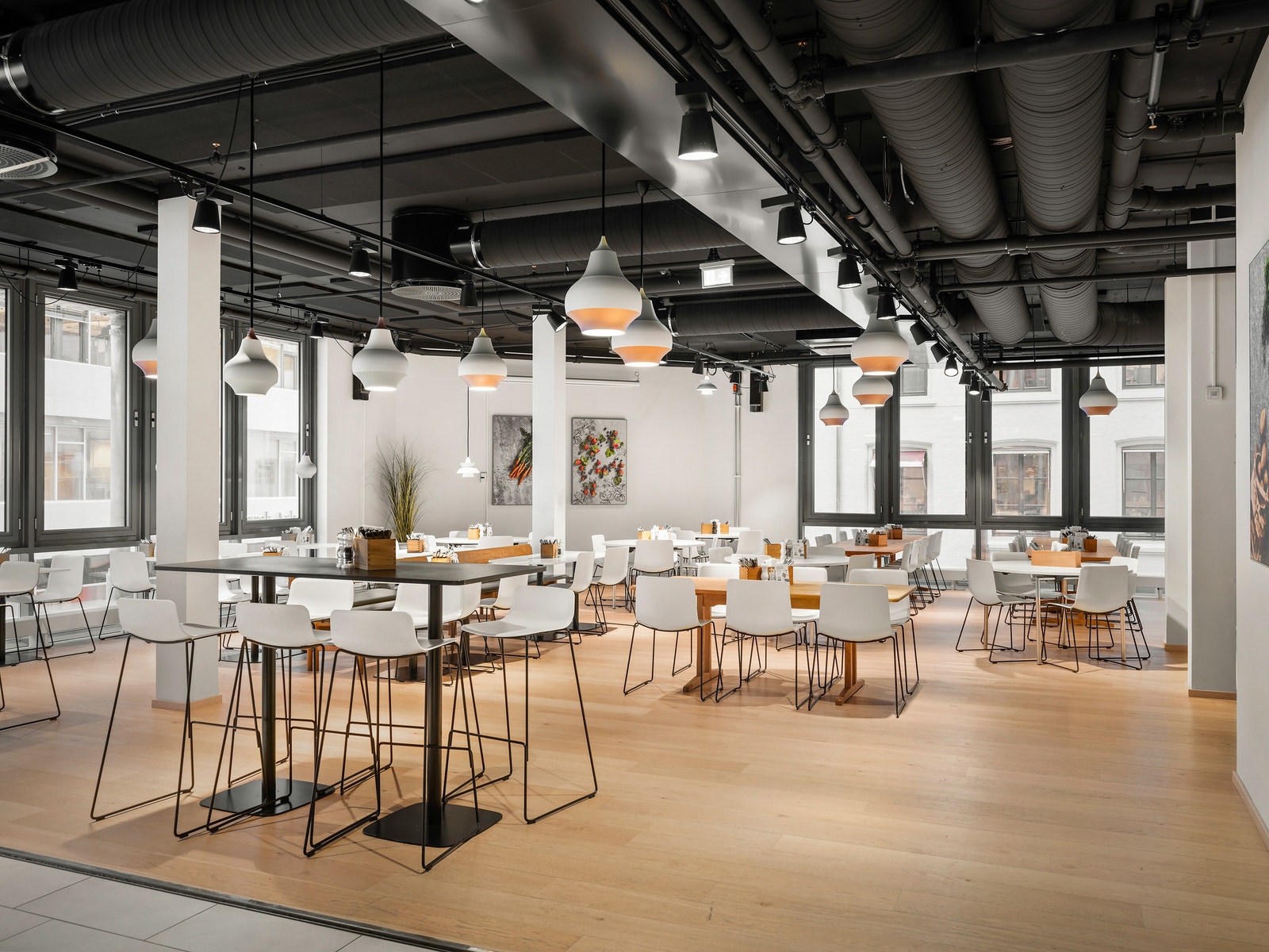 I personalrestauranten kan man også holde større samlinger. Her er det projektor og lerret tilgjengelig Galleribilde