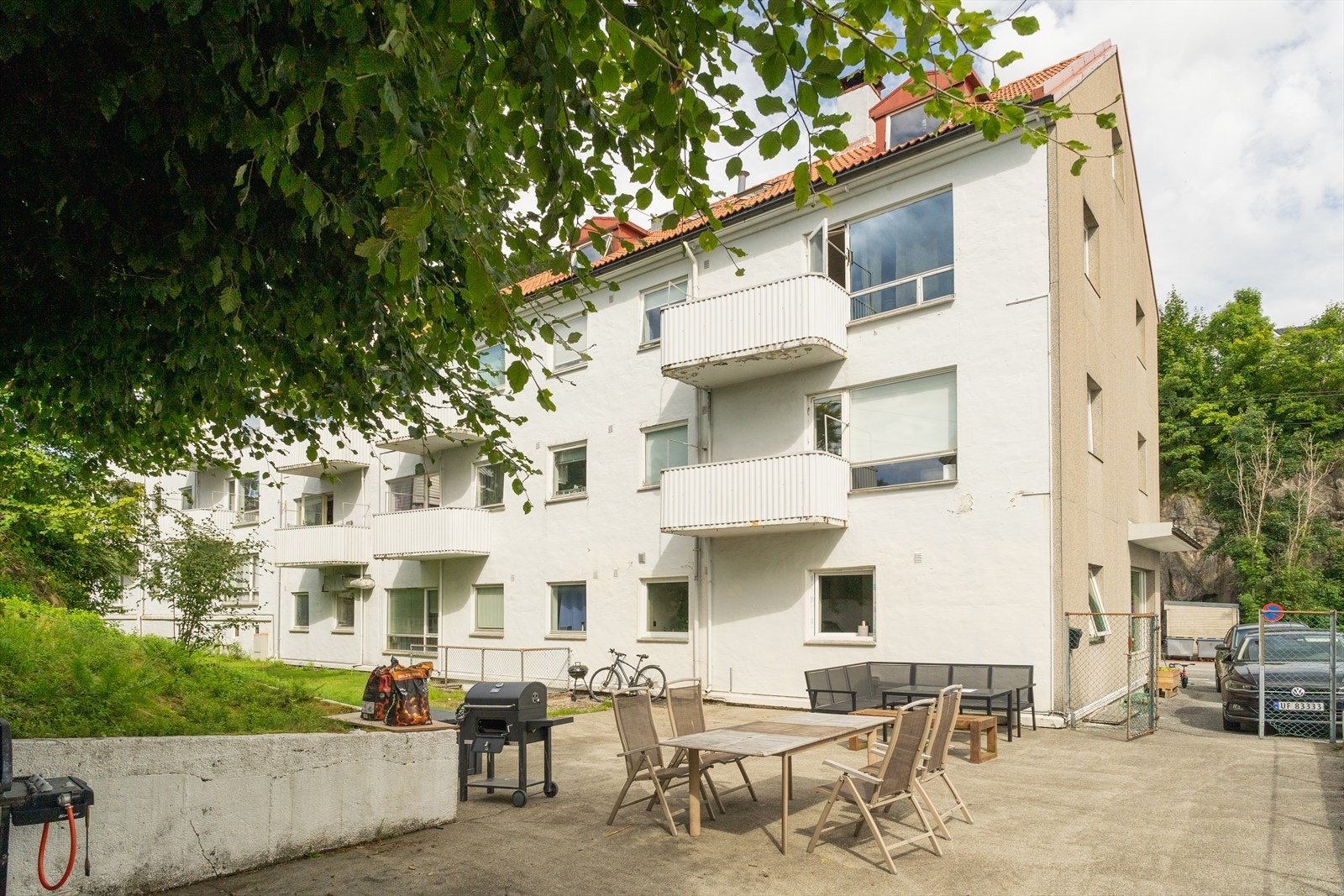 Bakgården er perfekt for sosiale sammenkomster, med en solrik og skjermet beliggenhet. Galleribilde