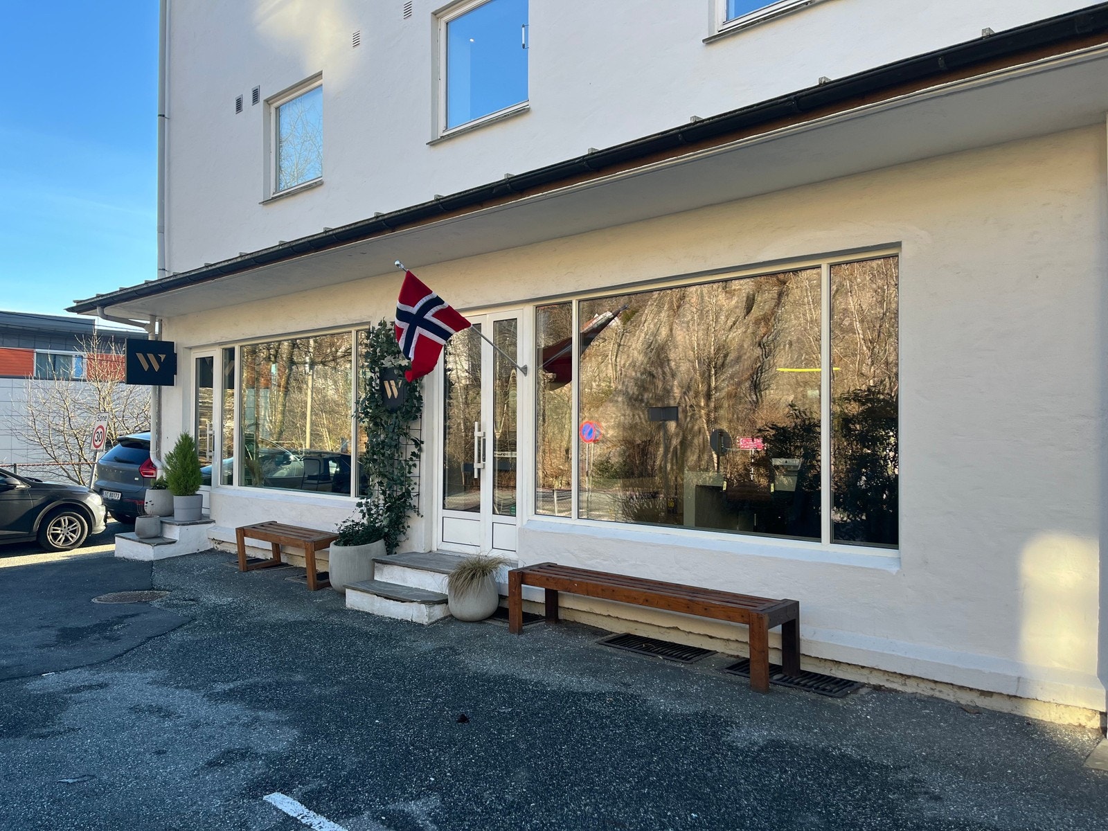 Rikelig med eksponering, store vindusflater, og god parkeringsdekning. EL-bil lader på siden av lokalet. Galleribilde