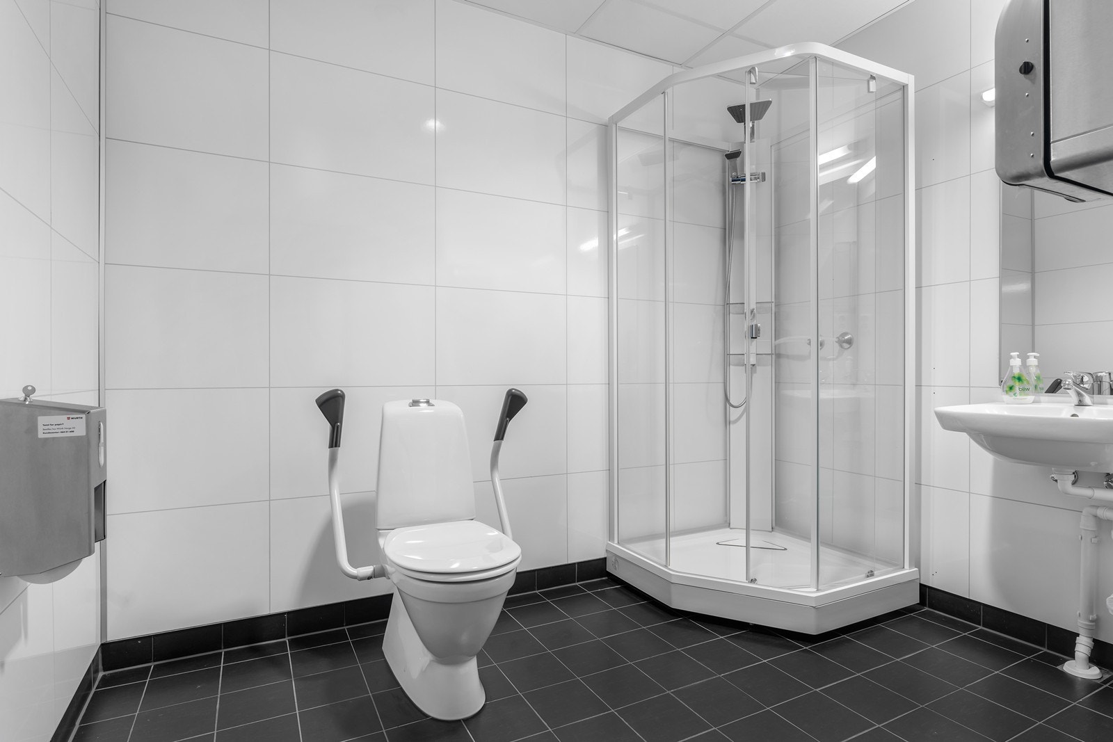 Stort bad med dusjfasiliteter i fjerde etasje. Galleribilde