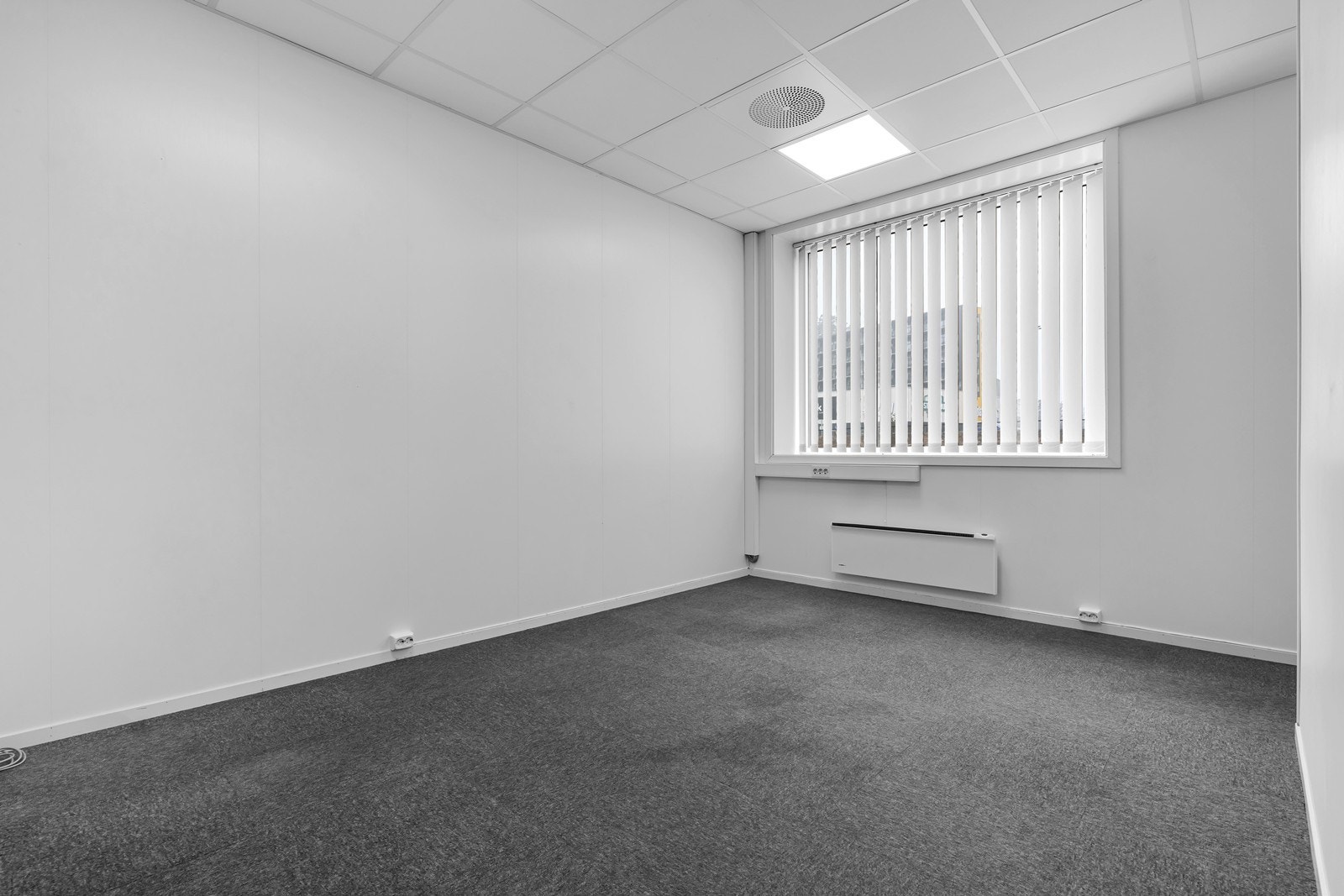 I første etasje er det et separat lokale med gang, to kontorer og toalett som har egen inngang og kan leies alene. Galleribilde