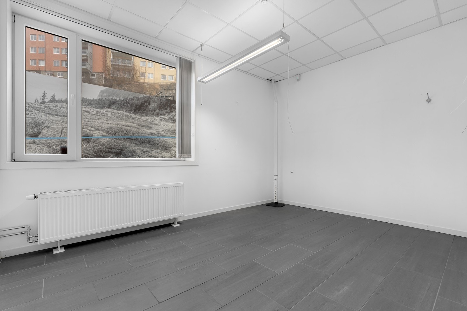 Et litt større kontor i første etasje. Galleribilde