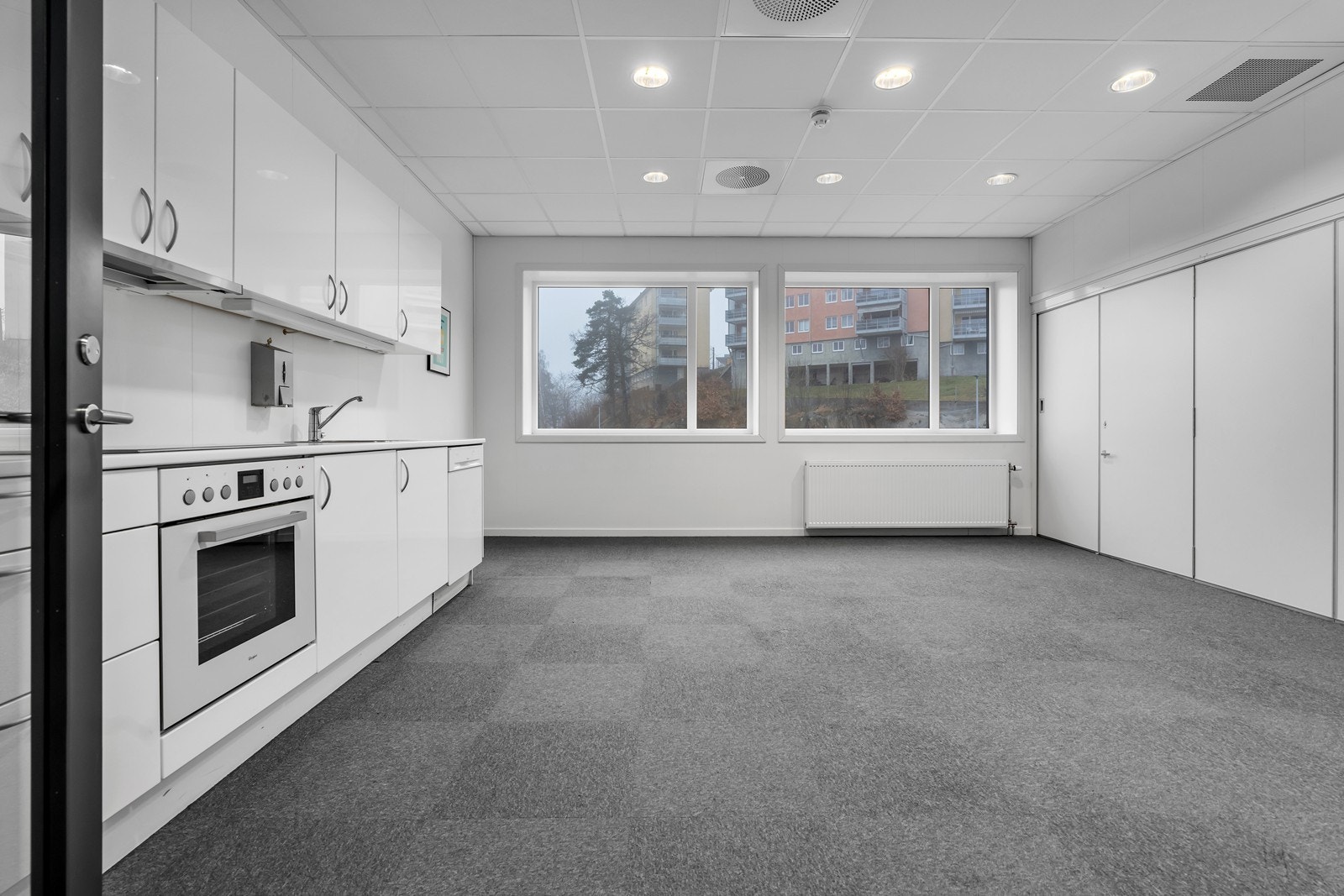 Spiserommet i fjerde etasje. Her kan veggen åpnes mot møterommet og gir et godt rom for kurs og større møter. Galleribilde